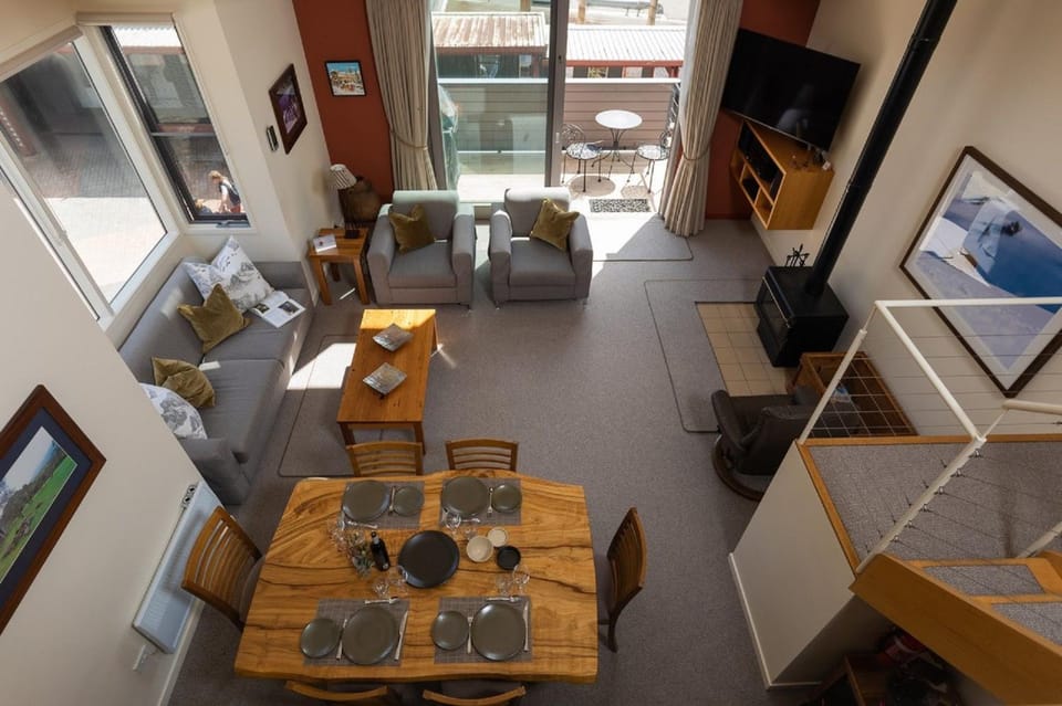 Seating area, Dining area