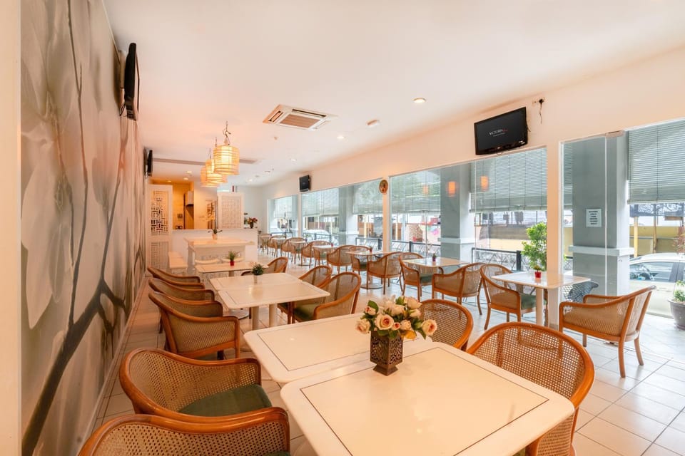 Restaurant/places to eat, Decorative detail, Seating area, On site, Area and facilities, hair dresser