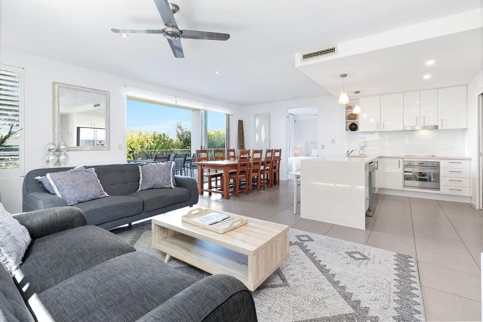 Kitchen or kitchenette, Living room, Dining area, oven