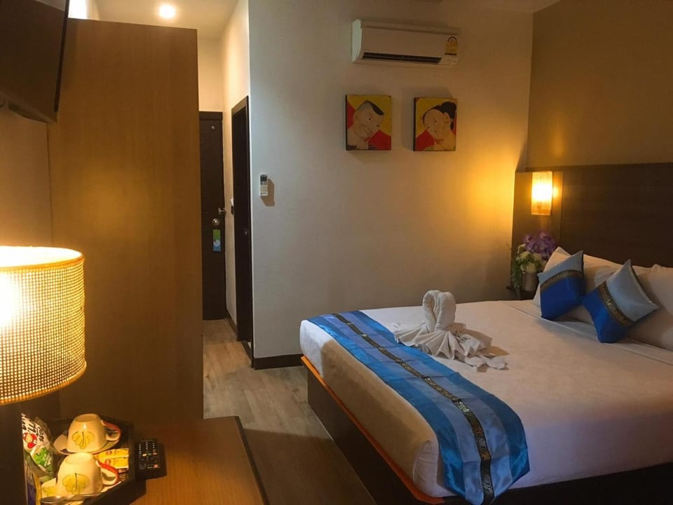 Photo of the whole room, Bedroom