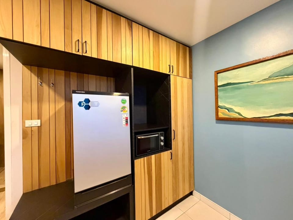 Kitchen or kitchenette, minibar