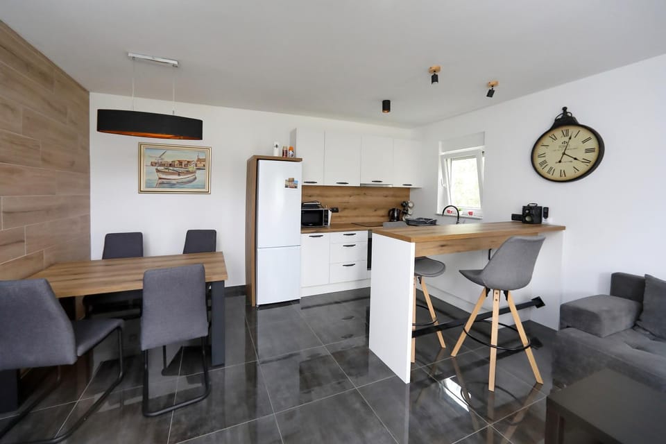 Dining area, kitchen