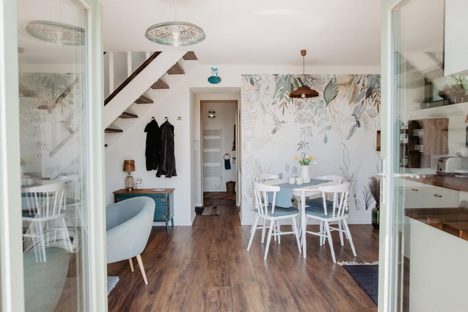 Kitchen or kitchenette, Living room, Seating area, Dining area