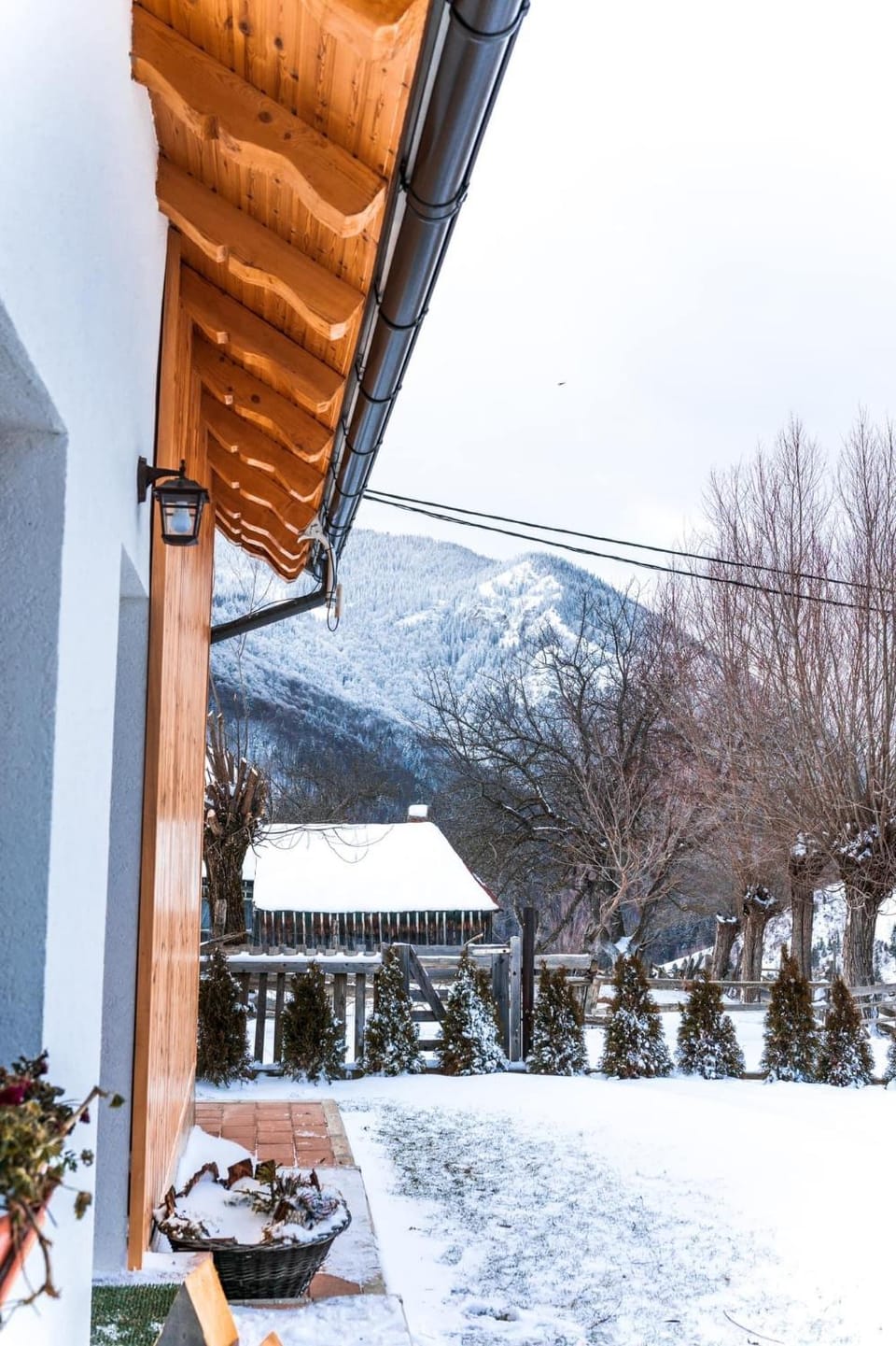 Property building, Day, Natural landscape, Winter, Mountain view