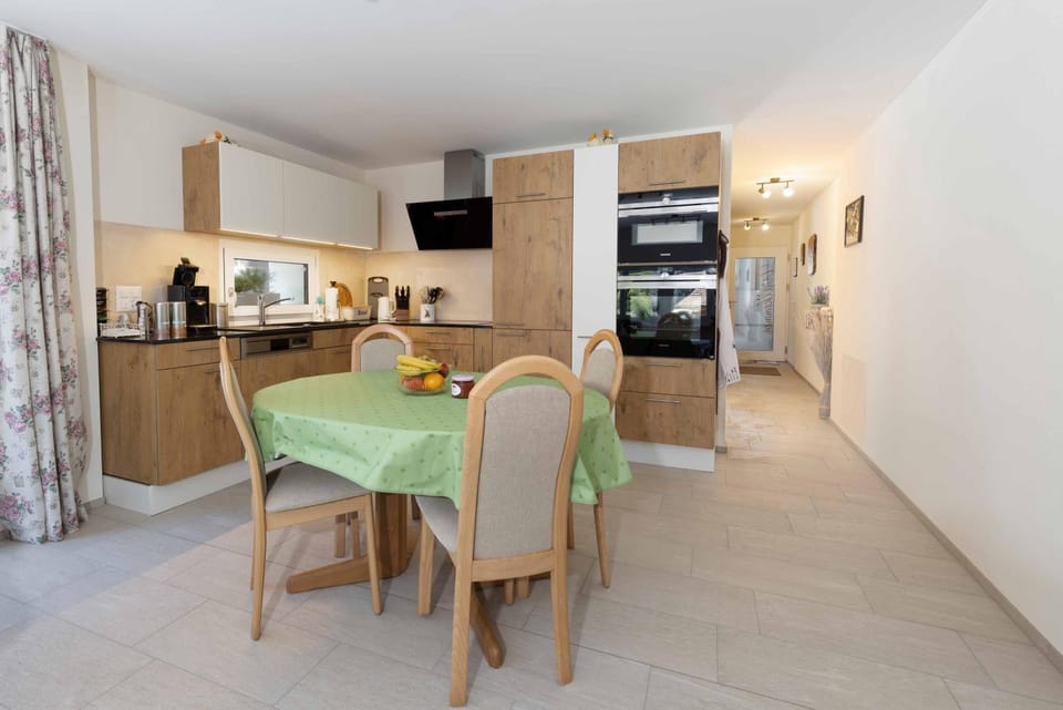 Kitchen or kitchenette, Dining area, Food