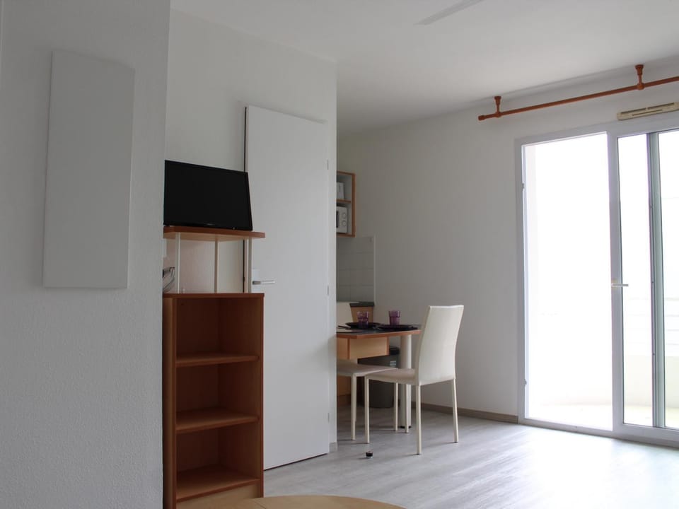 Appartement T2 avec balcon, parking et piscine, proche commodités - FR-1-258-201 Apartment in La Rochelle