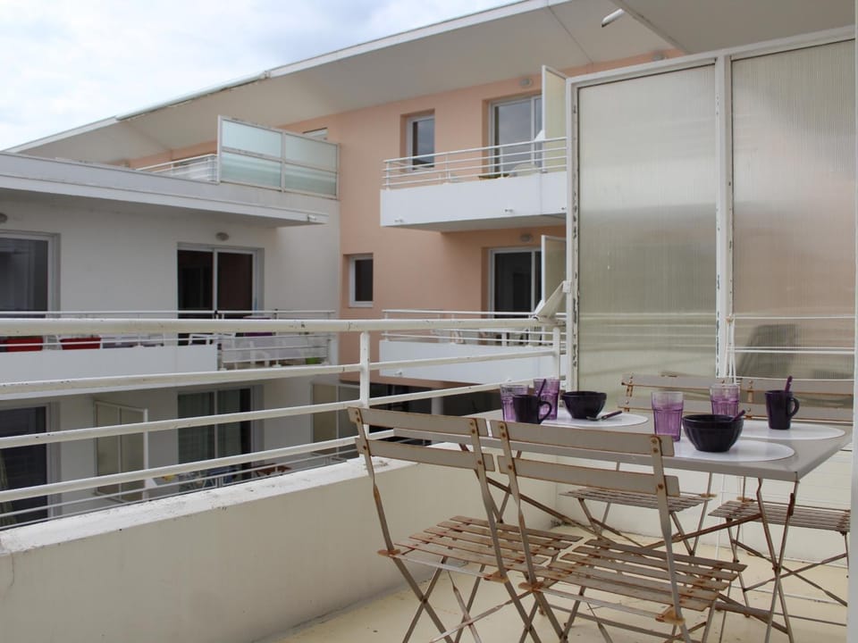 Appartement T2 avec balcon, parking et piscine, proche commodités - FR-1-258-201 Apartment in La Rochelle