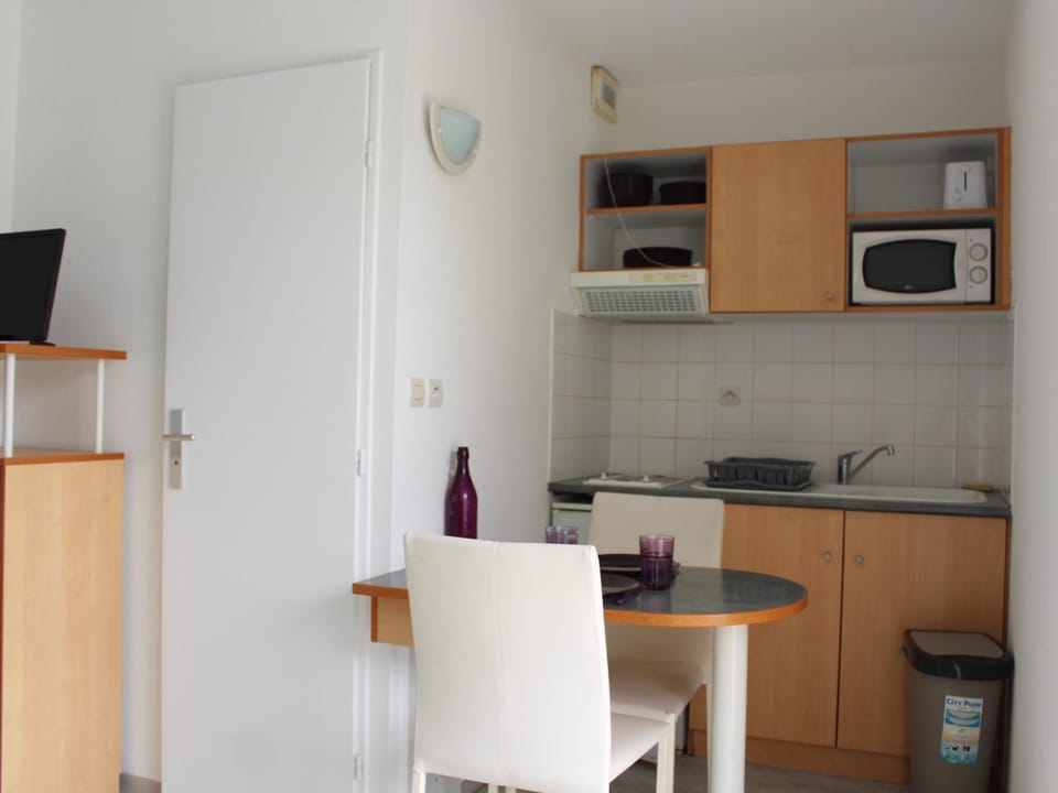 Appartement T2 avec balcon, parking et piscine, proche commodités - FR-1-258-201 Apartment in La Rochelle