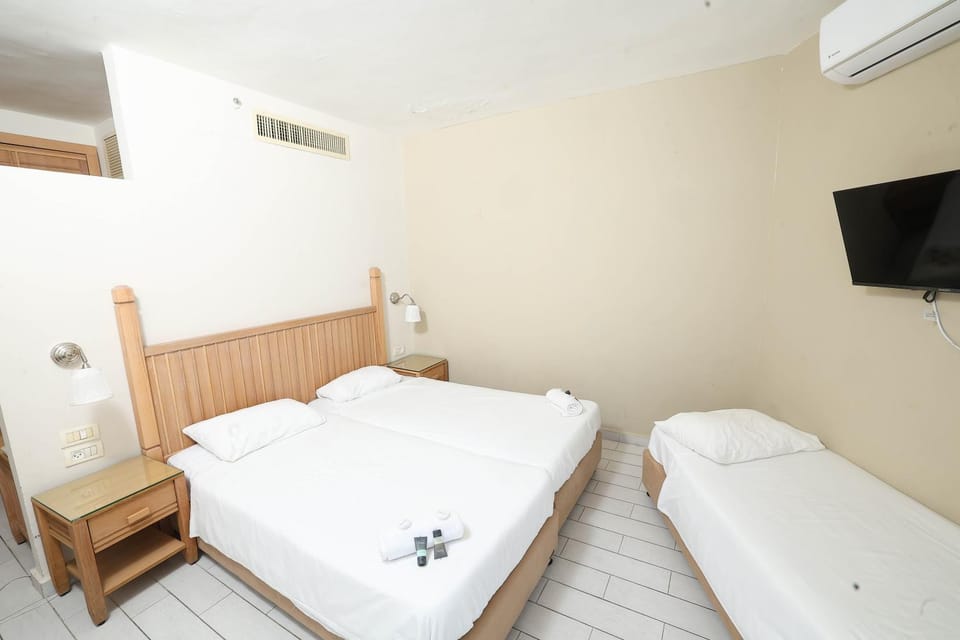Bed, TV and multimedia, Photo of the whole room, Bedroom, towels, air conditioner