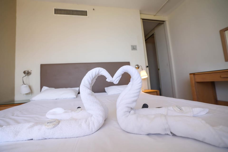 Bed, Bedroom, towels