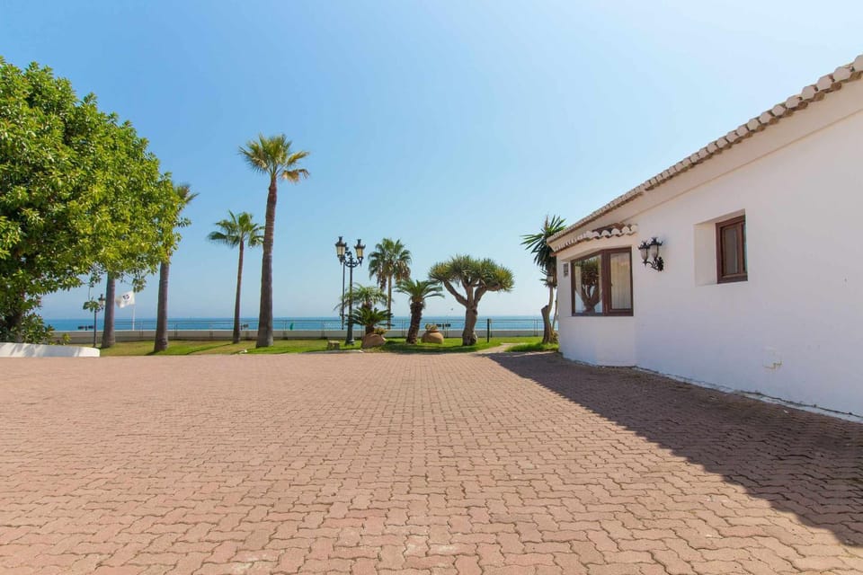 Castle Beach House. Luxury Beachfront Villa Villa in Fuengirola