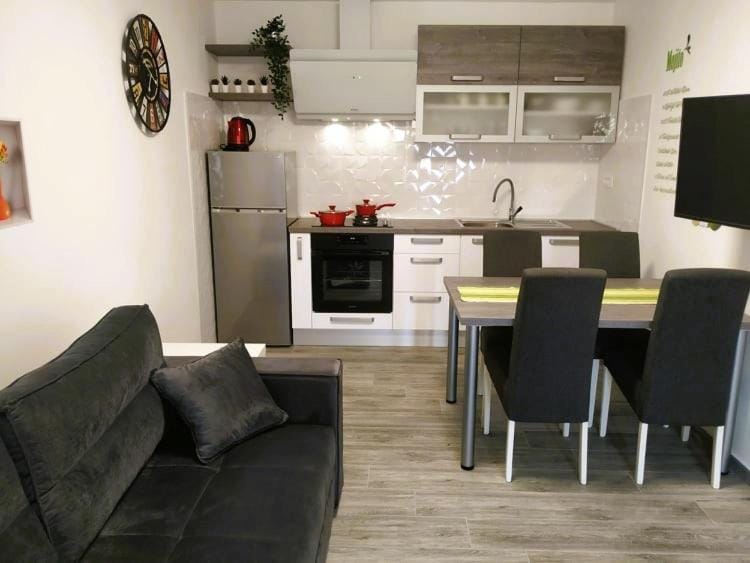 Kitchen or kitchenette, Living room, Seating area, Dining area