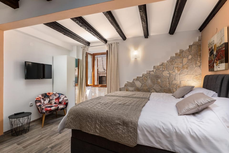 Bed, TV and multimedia, Bedroom