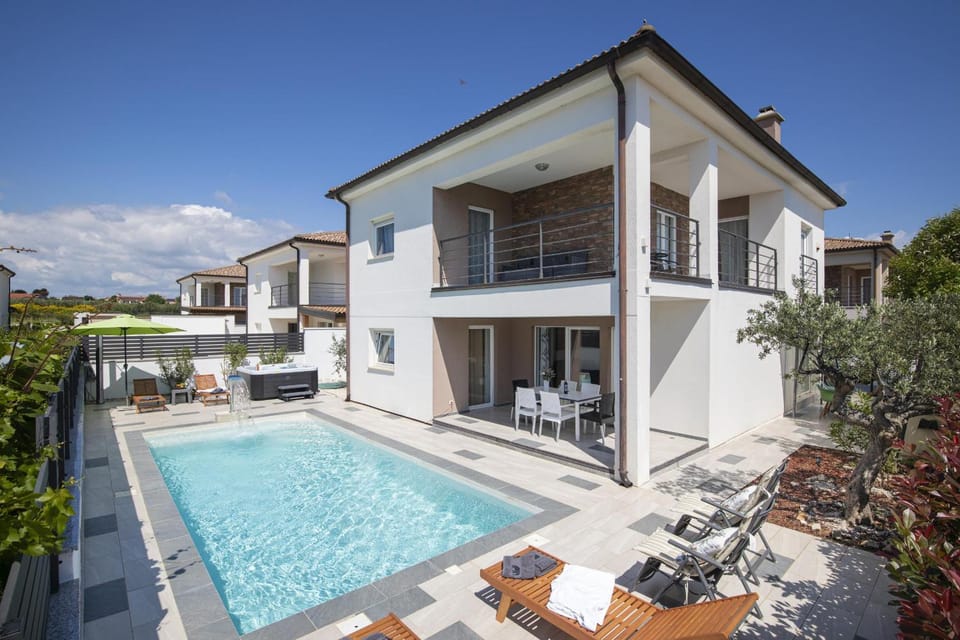 Property building, Day, Swimming pool, sunbed