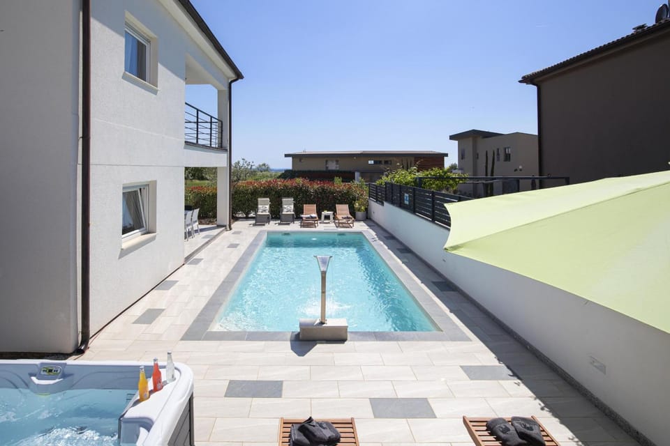 Patio, Hot Tub, Swimming pool