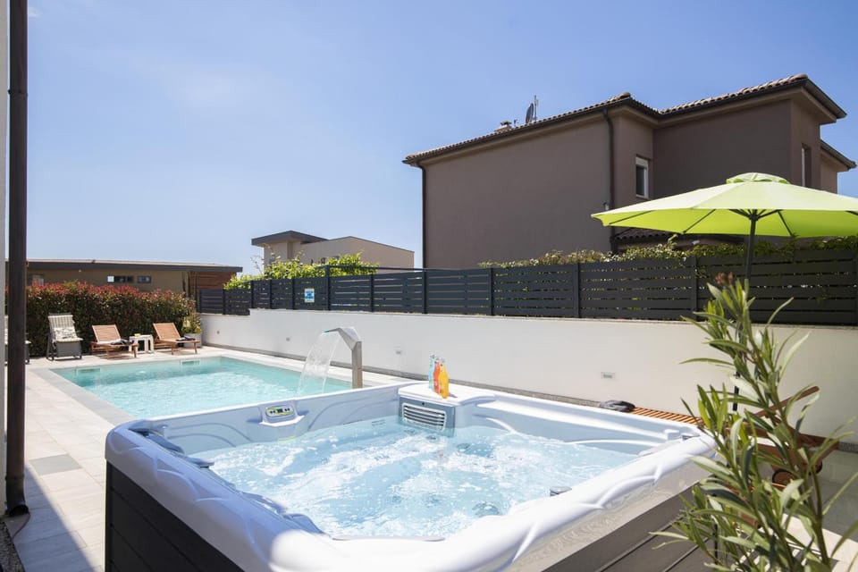 Day, Hot Tub, Swimming pool