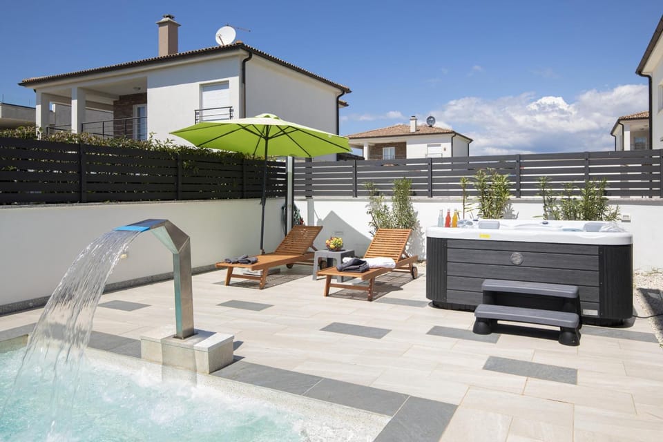 Day, Hot Tub, Swimming pool