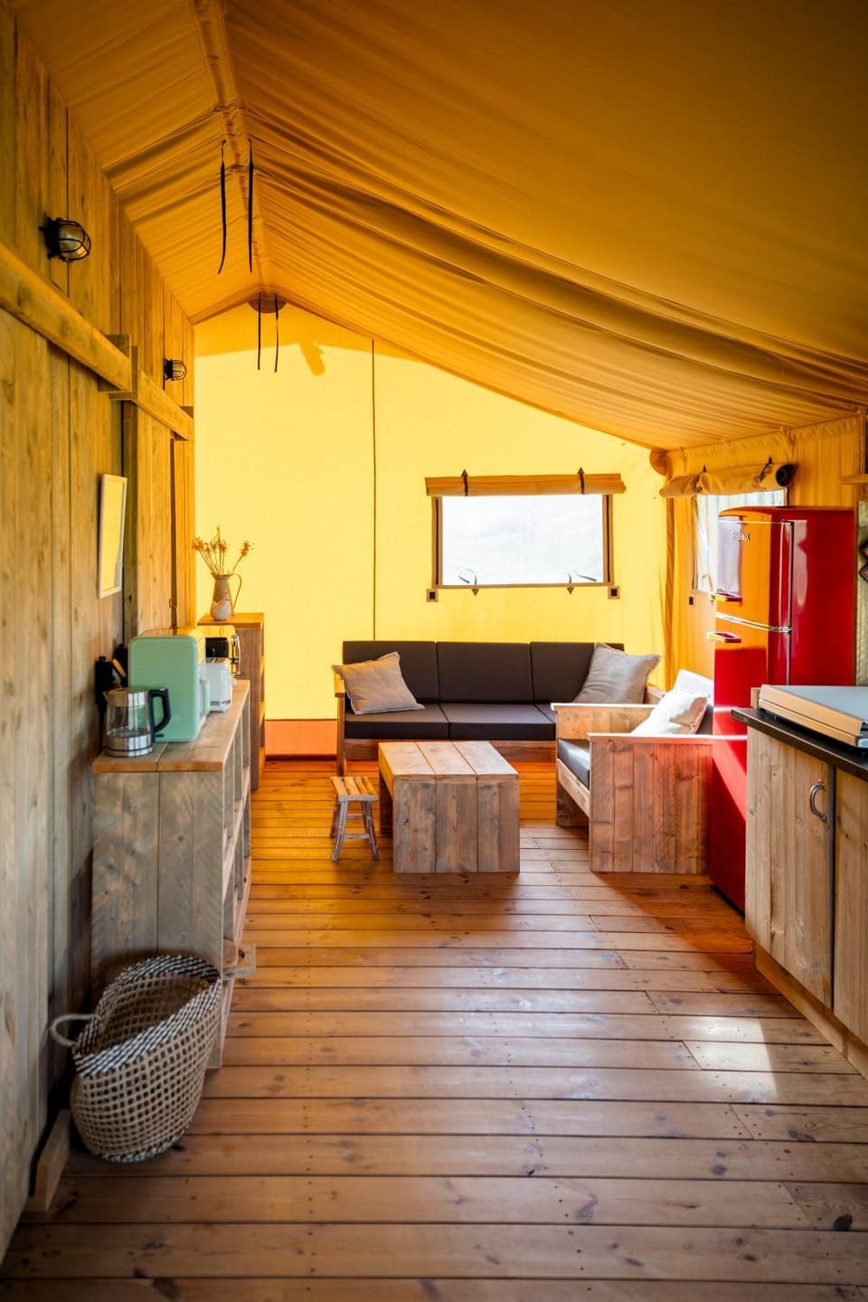 Coffee/tea facilities, Living room, microwave, kitchen