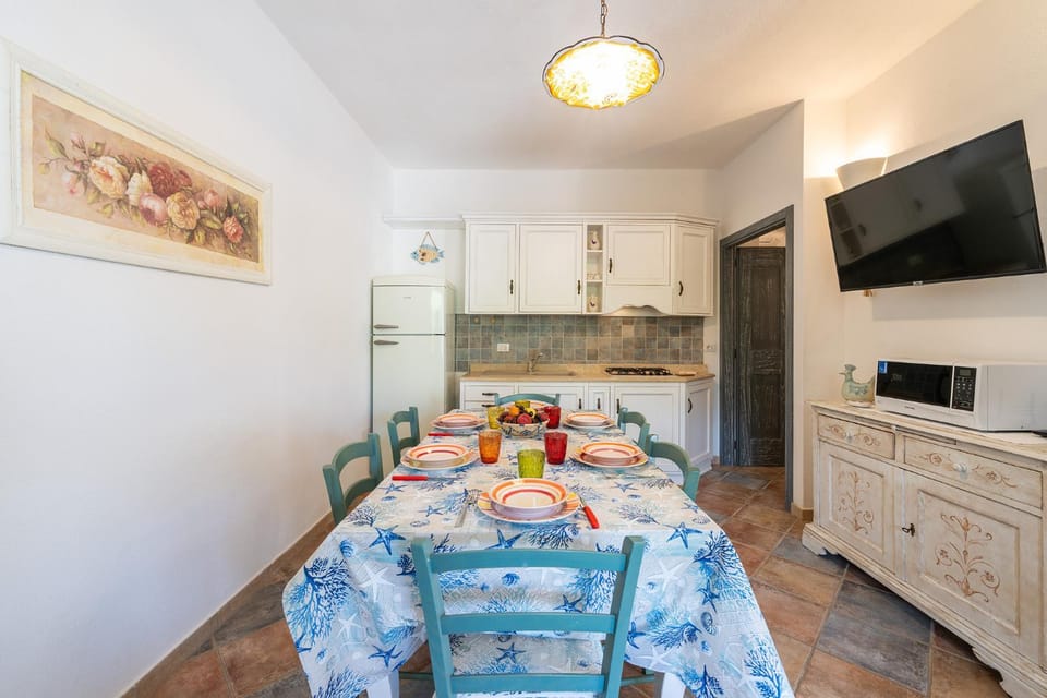 Communal lounge/ TV room, TV and multimedia, Kitchen or kitchenette, Food and drinks, Dining area, Evening entertainment, Food, Dinner, Inner courtyard view, dishwasher, furniture, heating, microwave, kitchen, air conditioner