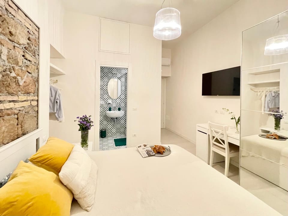 Bed, Bathroom, TV and multimedia, Photo of the whole room, Bedroom, wardrobe