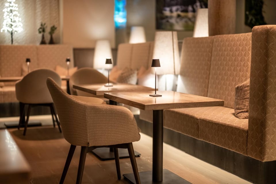 Restaurant/places to eat, Lounge or bar, Food and drinks, Seating area, Drinks