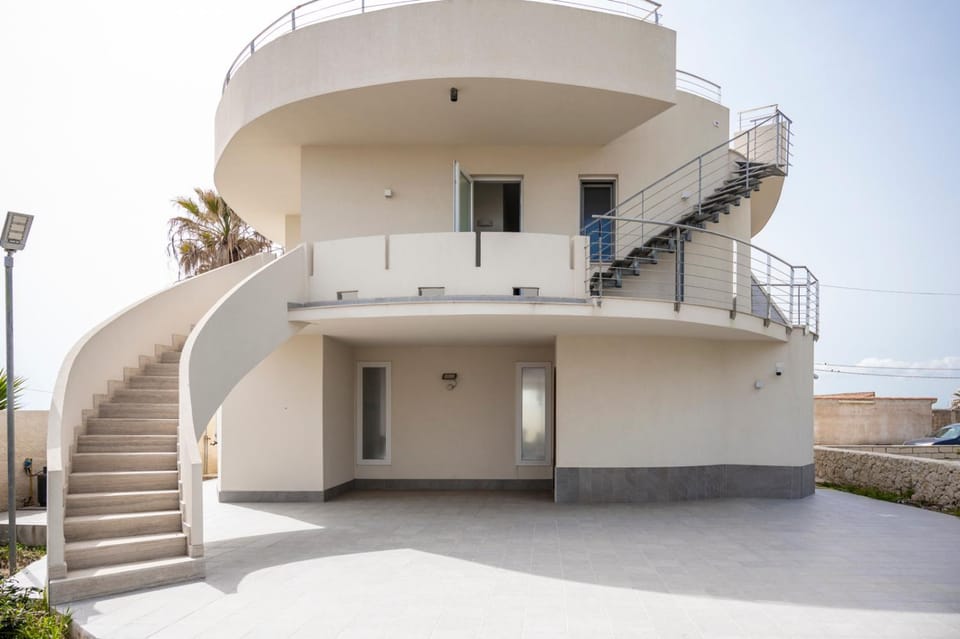 Property building, Facade/entrance, Balcony/Terrace