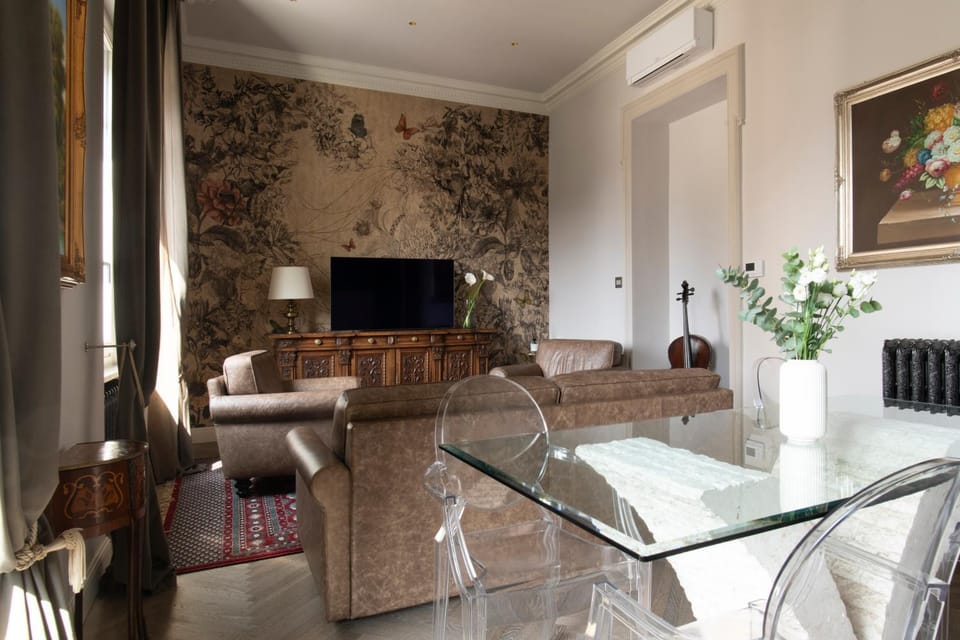 Communal lounge/ TV room, TV and multimedia, Living room, Seating area, air conditioner