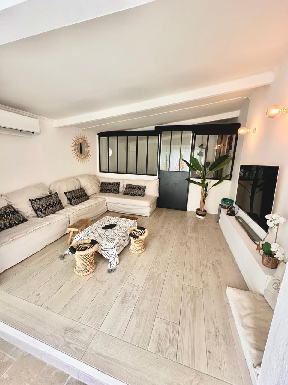 Communal lounge/ TV room, TV and multimedia, Living room, air conditioner