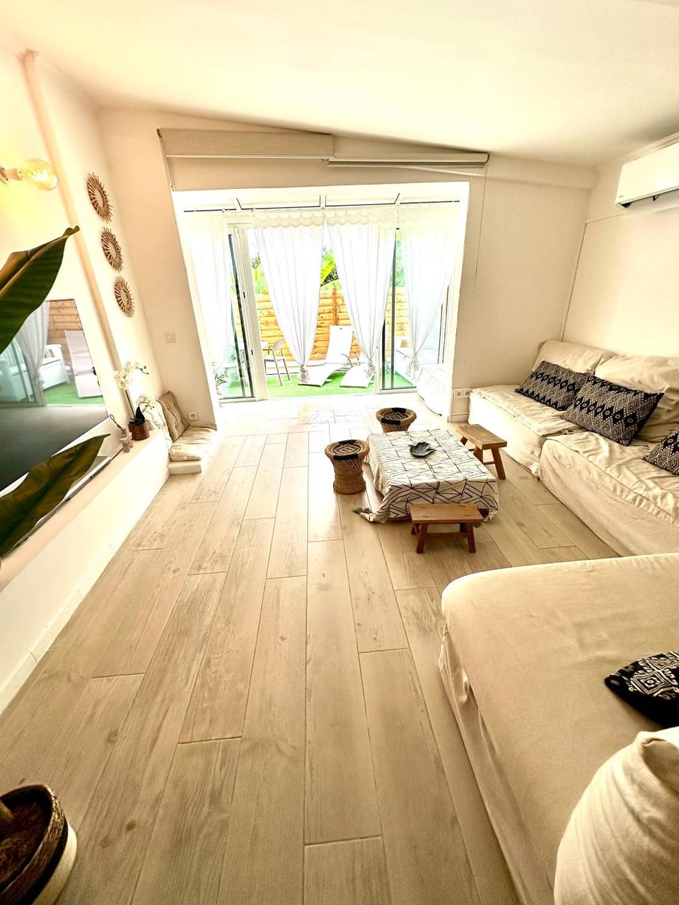 Living room, Seating area, Bedroom, internet, air conditioner