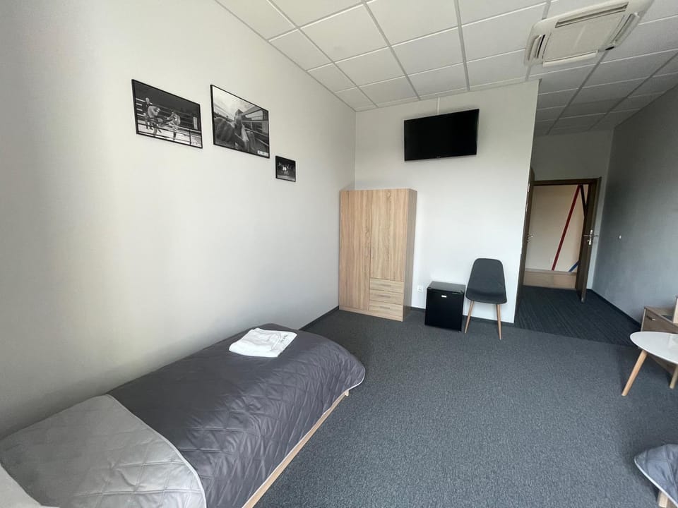 Bed, TV and multimedia, Photo of the whole room
