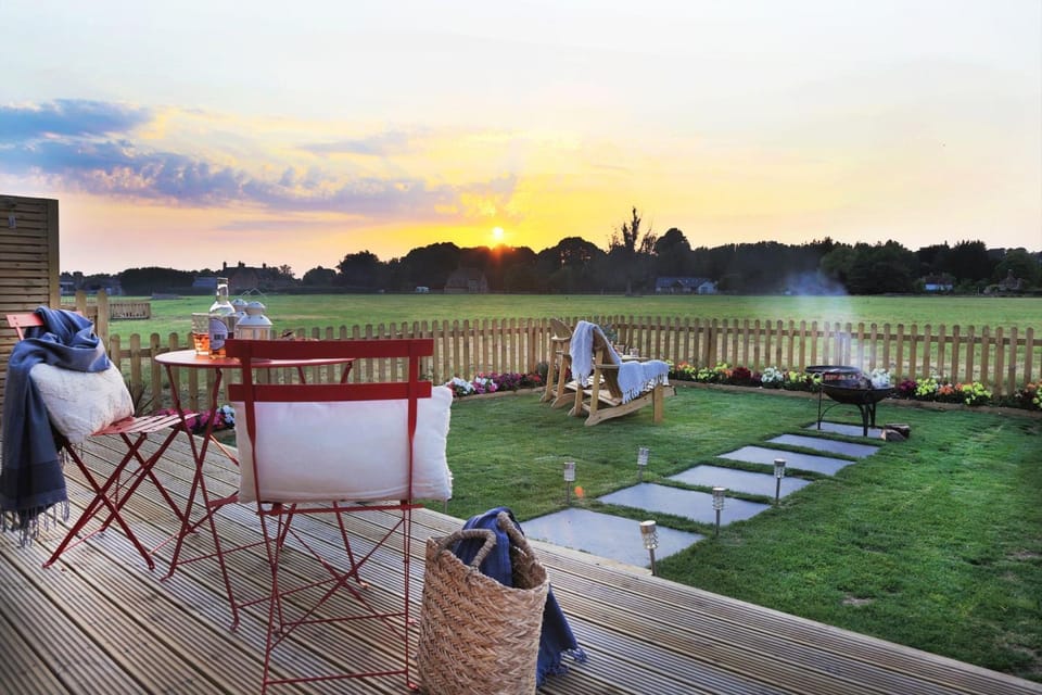 Patio, Natural landscape, Garden, Seating area, Evening entertainment, Garden view, Sunset, sunbed