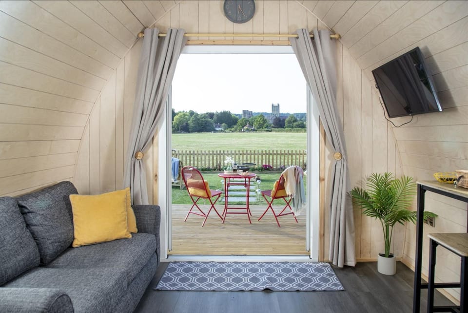 Patio, Communal lounge/ TV room, Day, Garden, TV and multimedia, Balcony/Terrace, Living room, Seating area, Dining area, Evening entertainment, Garden view
