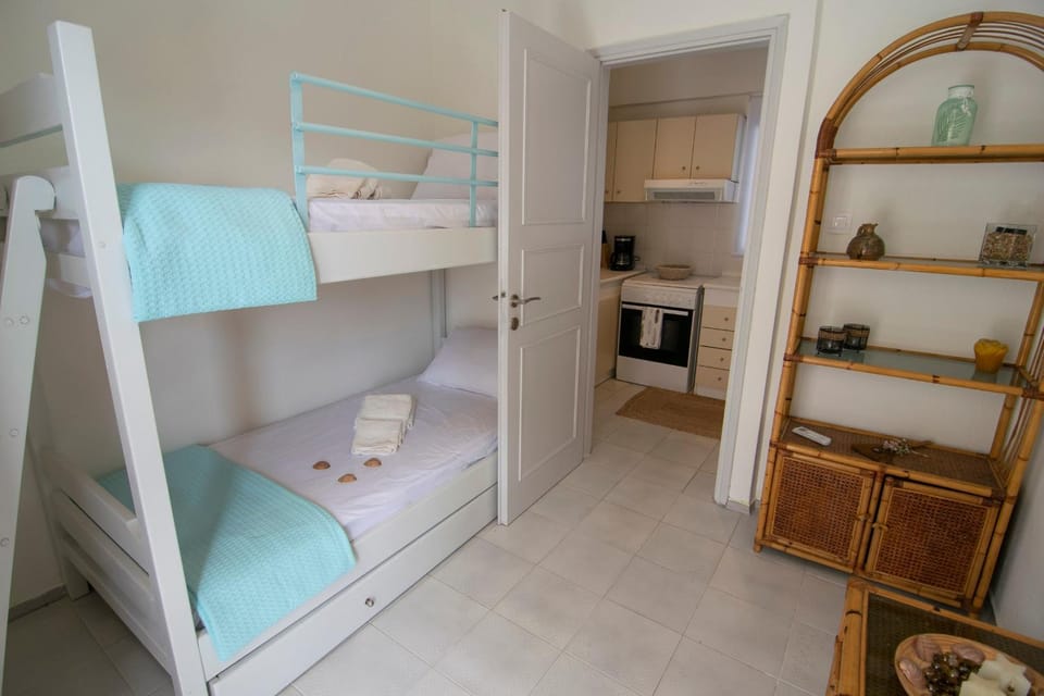 Bed, Photo of the whole room, Bedroom, bunk bed, towels