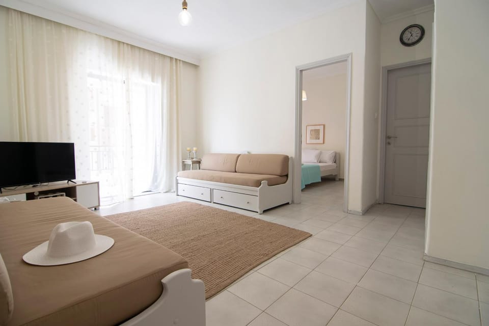 TV and multimedia, Living room, Photo of the whole room, Seating area, Bedroom