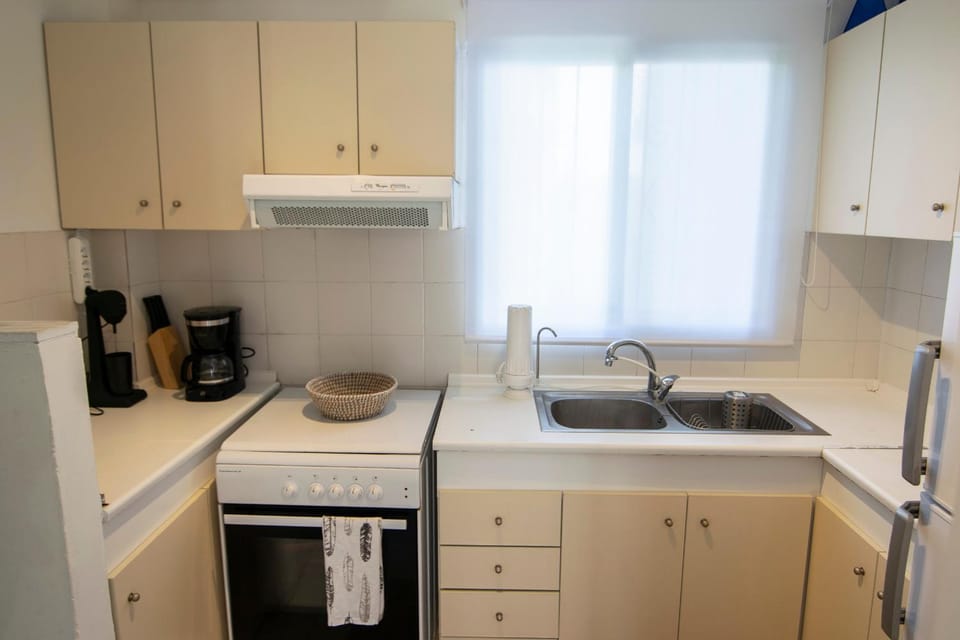 Coffee/tea facilities, Kitchen or kitchenette, oven, stove