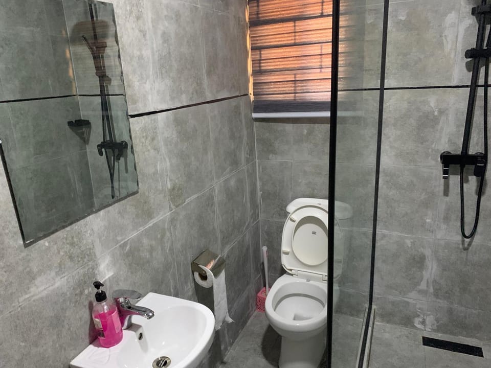 Shower, Toilet, Bathroom, towels