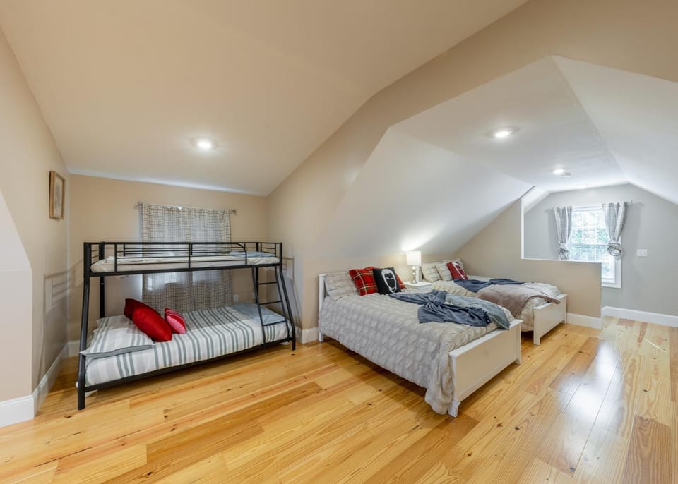 Peaceful 5BR & 4BA Quincy House w Patio, near Red Line & Pet Friendly 284 House in Weymouth