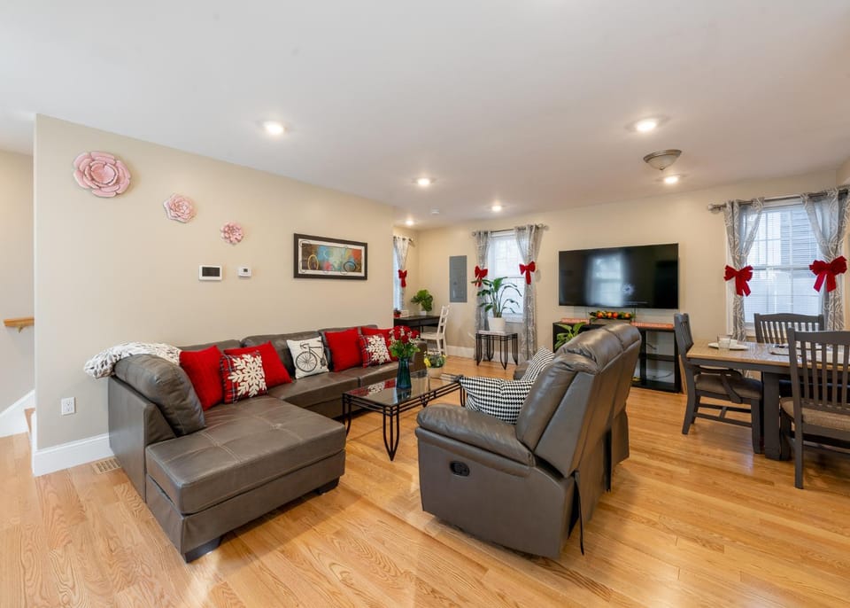 Peaceful 5BR & 4BA Quincy House w Patio, near Red Line & Pet Friendly 284 House in Weymouth