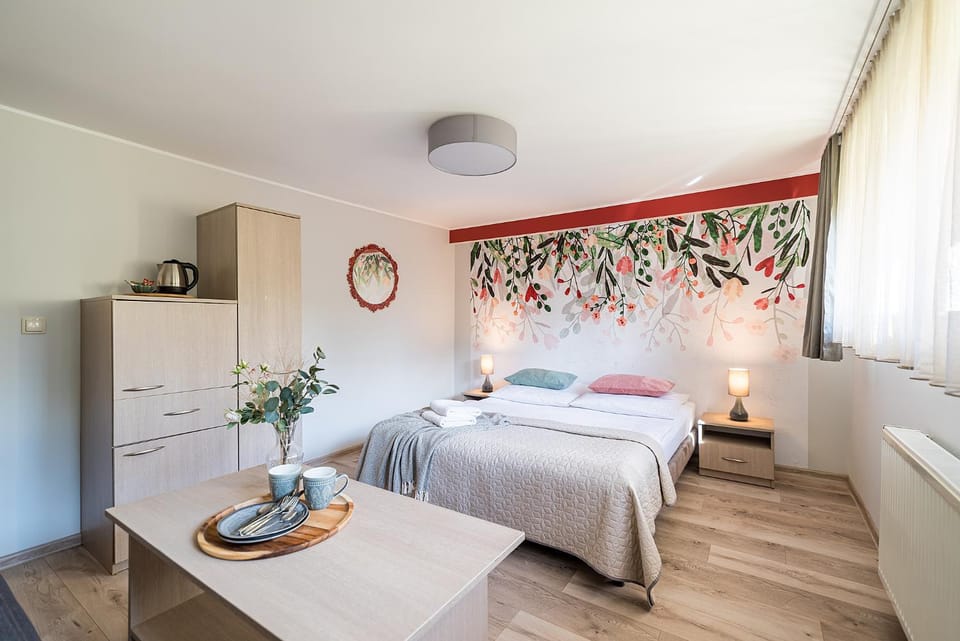 Bed, Coffee/tea facilities, Photo of the whole room, Garden view, furniture, heating, internet, towels, wardrobe