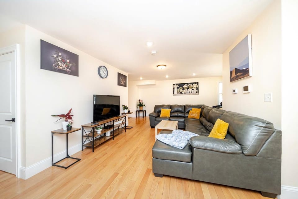 Pet Friendly 3BR Quincy Townhouse w Laundry, Free Parking, near MBTA Red Line 37 Apartment in Quincy