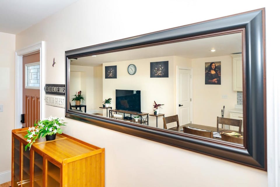 Pet Friendly 3BR Quincy Townhouse w Laundry, Free Parking, near MBTA Red Line 37 Apartment in Quincy