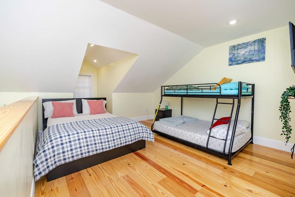 Pet Friendly 3BR Quincy Townhouse w Laundry, Free Parking, near MBTA Red Line 37 Apartment in Quincy