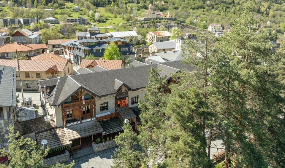 Property building, Day, Neighbourhood, Natural landscape, Bird's eye view, Garden, City view, Street view