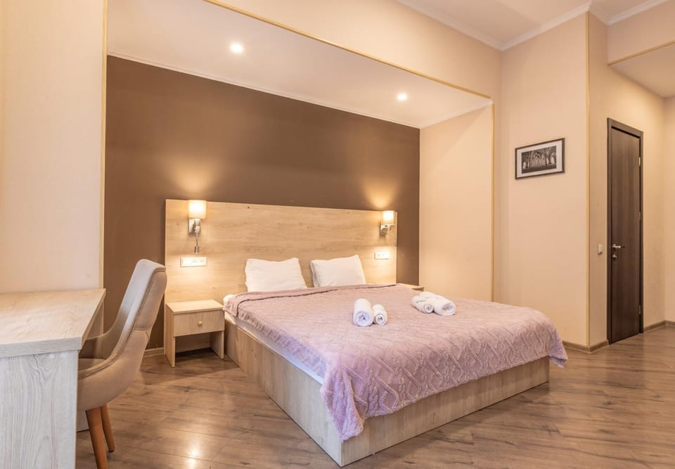Bed, Bedroom, towels, wardrobe