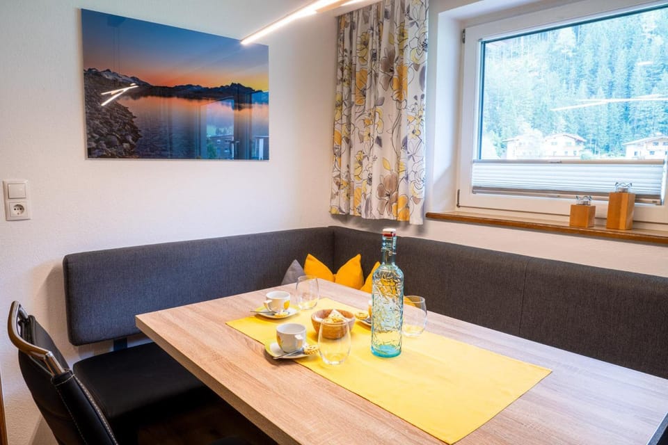 Seating area, Dining area