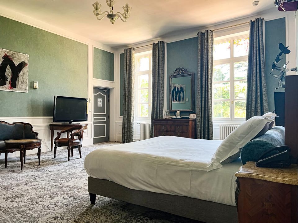 Bed, TV and multimedia, Living room, Bedroom