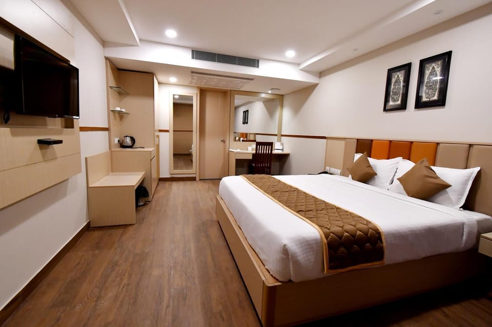 Bed, TV and multimedia, Photo of the whole room, Bedroom, wardrobe, air conditioner