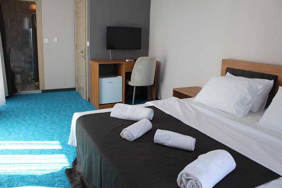 Bed, TV and multimedia, Photo of the whole room, Bedroom
