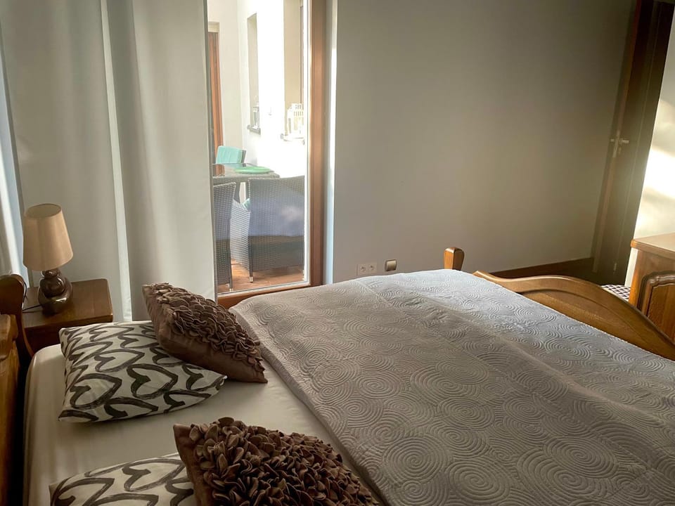 Bed, Balcony/Terrace, Photo of the whole room, Bedroom