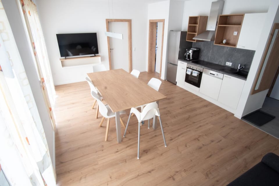 TV and multimedia, Kitchen or kitchenette, Living room, Seating area, Dining area